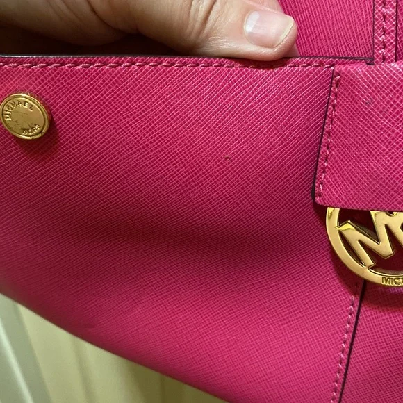 Michael Kors Fuchsia Leather Medium Tote pre-loved. - Picture 5 of 13